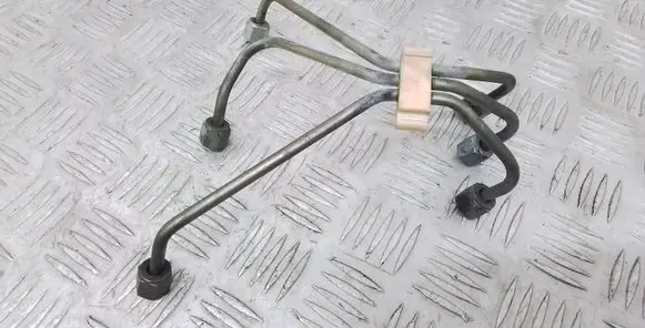 Volvo V70 Fuel injector supply line/pipe 