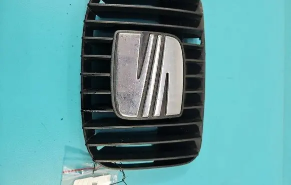 Seat Toledo II (1M) Front bumper upper radiator grill 1M0853651F IMPRK1385645