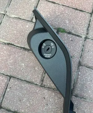 Opel Astra J Passenger airbag on/off switch 13257544 S3696W2