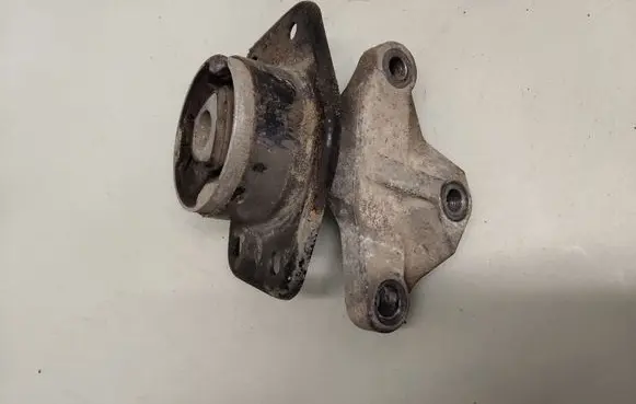 Engine mount bracket