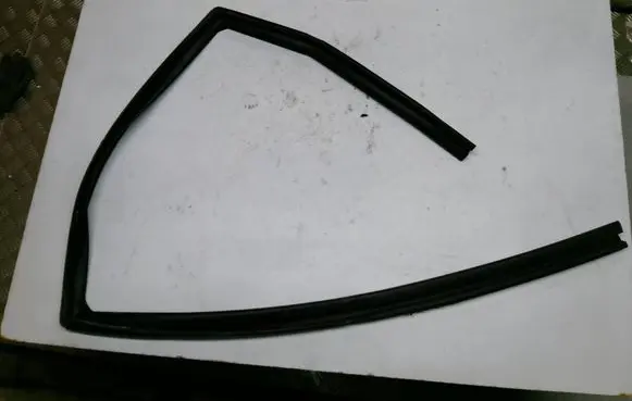 Jeep Grand Cherokee Rubber seal rear door window/glass