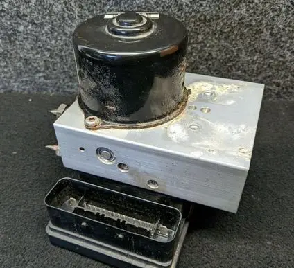 KIA Opirus ABS Pump 589203F300