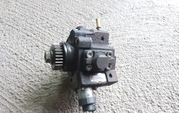 Renault Trafic II (X83) Fuel injection high pressure pump 8200690744 0445010170