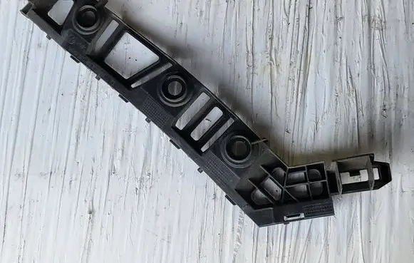 Rear bumper mounting bracket