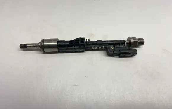 BMW 5 F10 F11 Fuel injector 7597870 0261500109