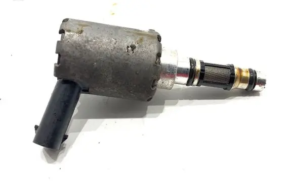 Volkswagen Touran III Fuel pressure regulator 06K115243T