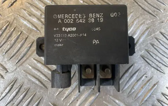 Mercedes-Benz E W211 Charging relay A0025423819 V23132A2001X14