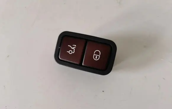 Mercedes-Benz C W205 Tailgate/boot open switch button 2208211479