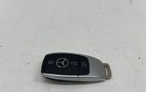 Mercedes-Benz GLA H247 Ignition key/card A1779055806