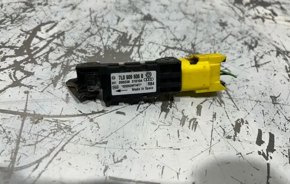 Volkswagen Touareg I Airbag deployment crash/impact sensor 7L0909606B