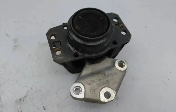 Citroen C4 II Engine mount bracket 9682026780