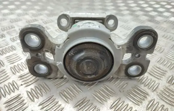 Volvo XC60 Engine mount bracket