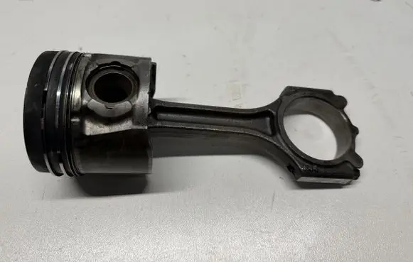 Hyundai Tucson TL Piston with connecting rod 