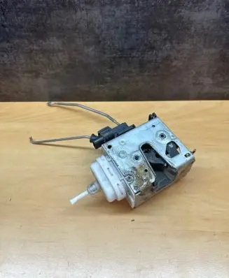 Audi A4 S4 B5 8D Front door lock 8D2837016F