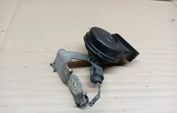 Volkswagen PASSAT B7 Horn signal 7N0951223A 1825112 31852M18