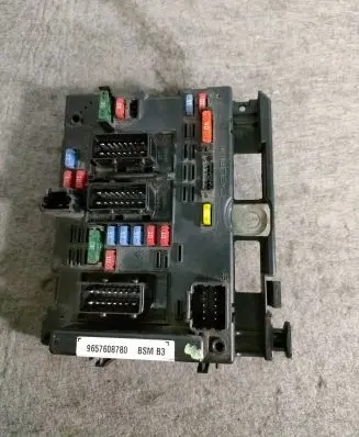 Peugeot 206 Fuse module 9657608780 45702251