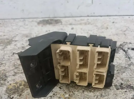 Toyota Avensis T250 Fuse module 8273405030