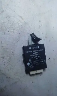 Toyota Avensis T220 Door control unit/module 8974105010