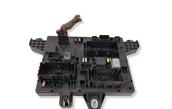 Opel Astra H Fuse module 13302300