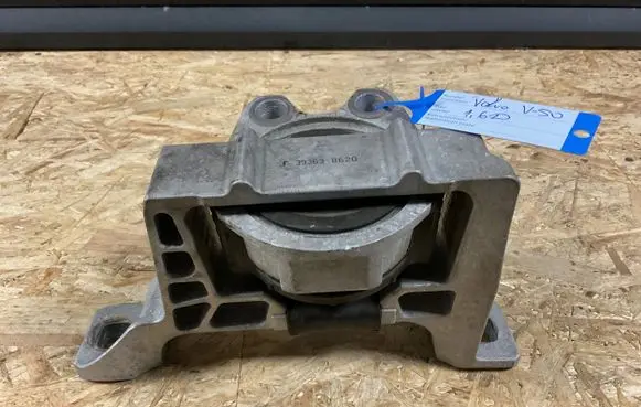 Volvo V50 Engine mount bracket 