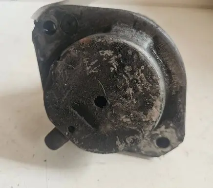 Engine mount bracket