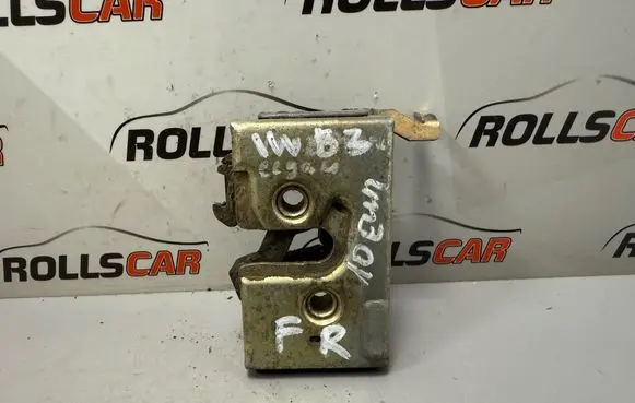 Volkswagen PASSAT B3 Front door lock 357837016D