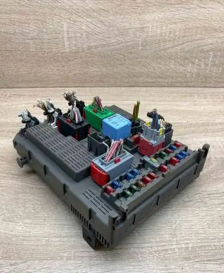 Citroen C5 Fuse module 9637466180 98162200