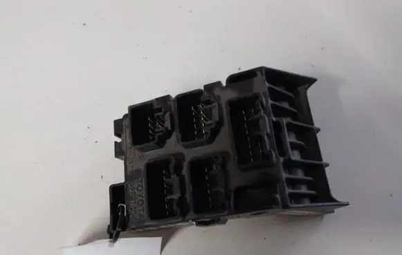 Toyota Avensis T250 Fuse module 8273405030