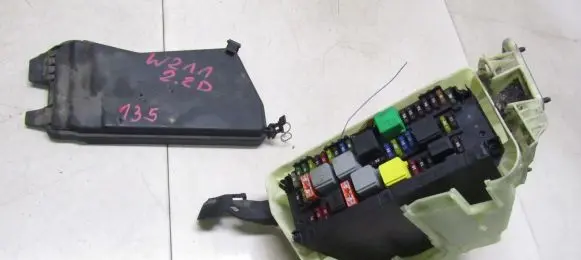 Mercedes-Benz E W212 Relay mounting block 