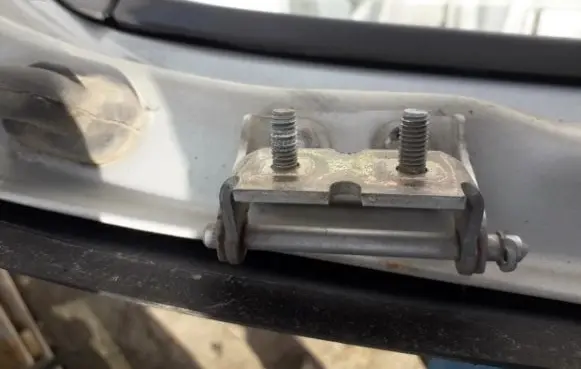Ford Mondeo MK II Tailgate/trunk/boot hinge
