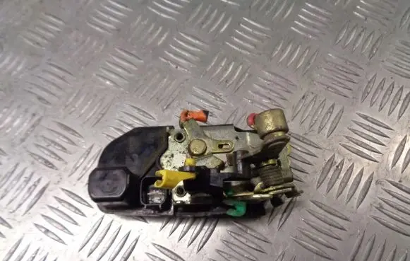 Chrysler PT Cruiser Front door lock