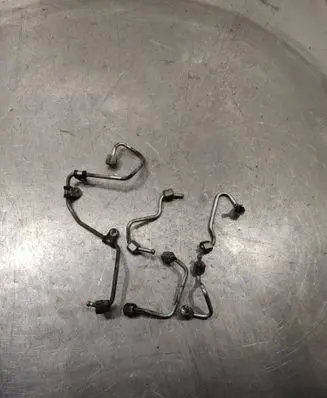 Volkswagen PASSAT B6 Fuel injector supply line/pipe 