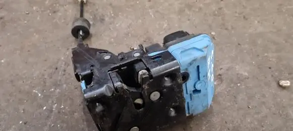 Volvo V70 Front door lock
