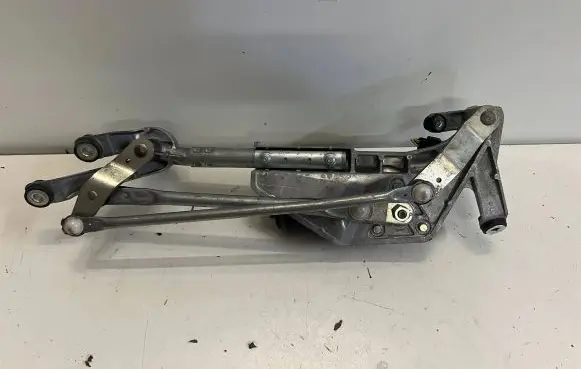 Honda CR-V Front wiper linkage and motor