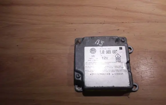 Volkswagen PASSAT B5 Airbag control unit/module 1J0909607