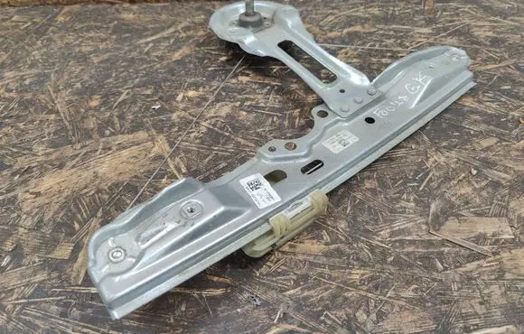 Rear door manual window regulator