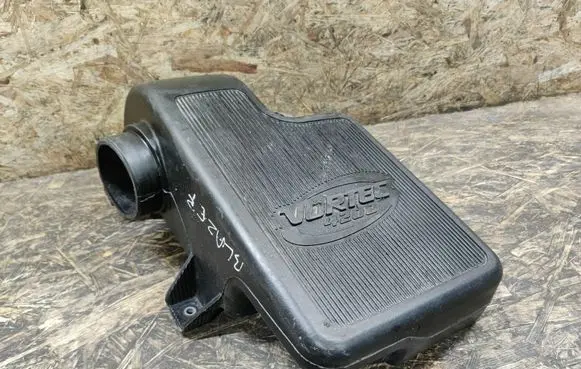 Chevrolet TrailBlazer Intake resonator 15176239
