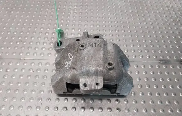 Engine mount vacuum valve