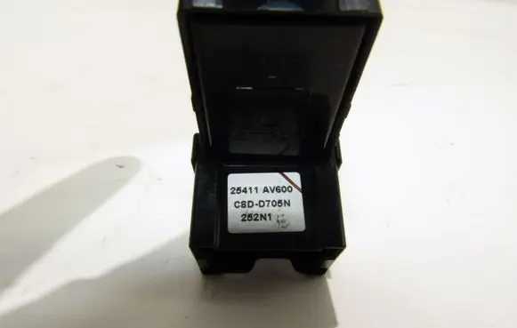 Nissan Primera Electric window control switch 25411av600