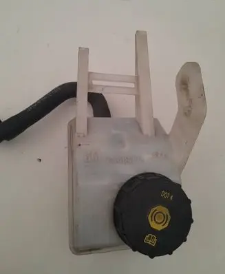 Brake fluid reservoir