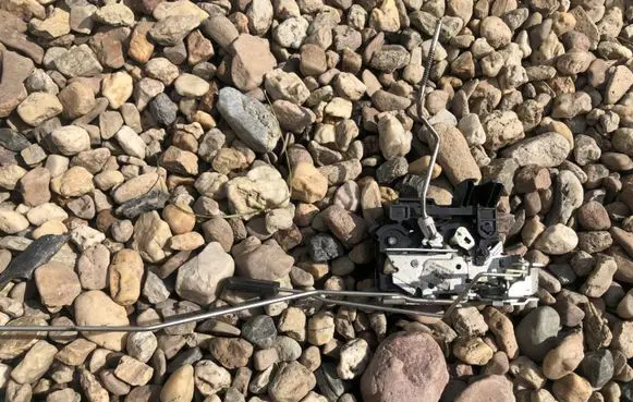 Renault Sandero I Front door lock