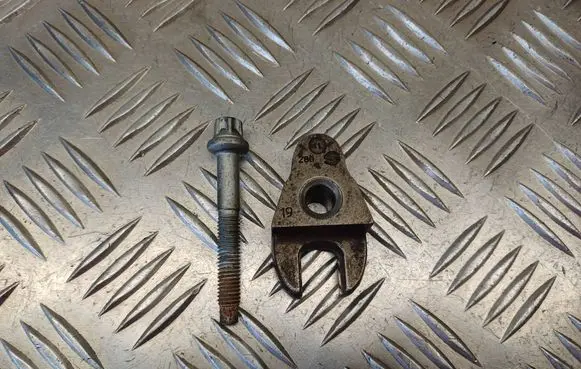 Citroen C5 Fuel Injector clamp holder 