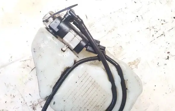 Ford Focus Windscreen/windshield washer pump 1s7117k624fe