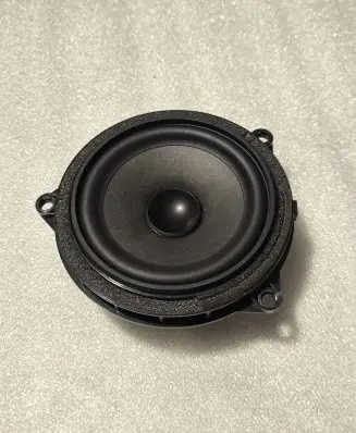 Front door high frequency speaker
