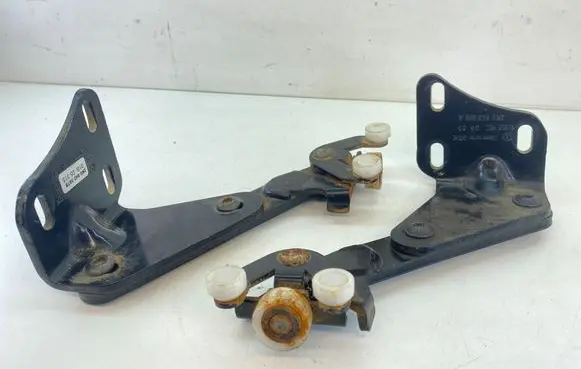 Volkswagen Caddy Sliding door lower roller guide/hinge 2K0843397B 2K0843398A