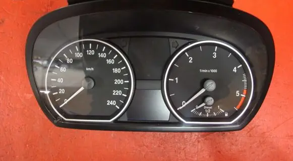 BMW 1 E81 E87 Speedometer (instrument cluster) 9166821 1024952 BMWIE87