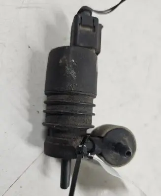 Volkswagen PASSAT B5 Windscreen/windshield washer pump 1J0973722