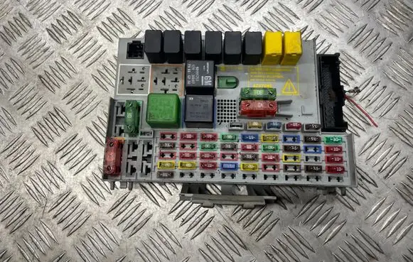 Opel Zafira A Fuse box set 24412497