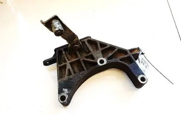 Engine mounting bracket