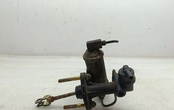 KIA Sorento Clutch master cylinder 